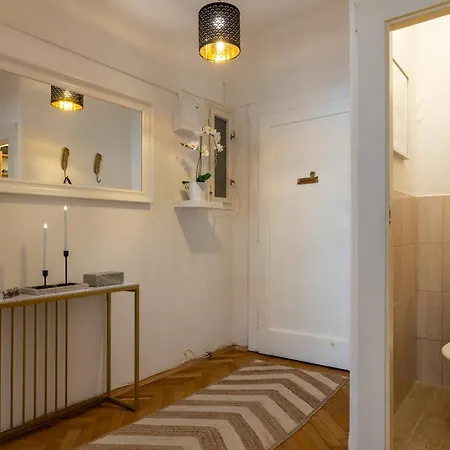 Stunning Apartment, 6 Mins From National Muzeum Praha