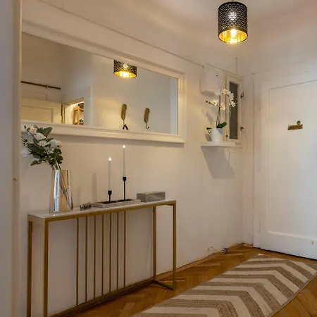 Stunning Apartment, 6 Mins From National Muzeum